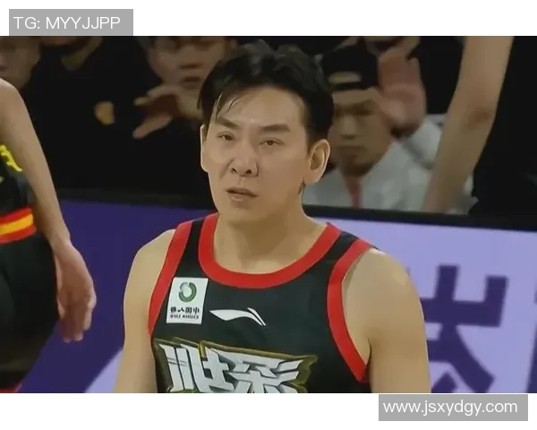 冯欣在篮球领域的崛起与挑战探索运动员的奋斗与梦想 冯欣在篮球领域的崛起与挑战探索运动员的奋斗与梦想