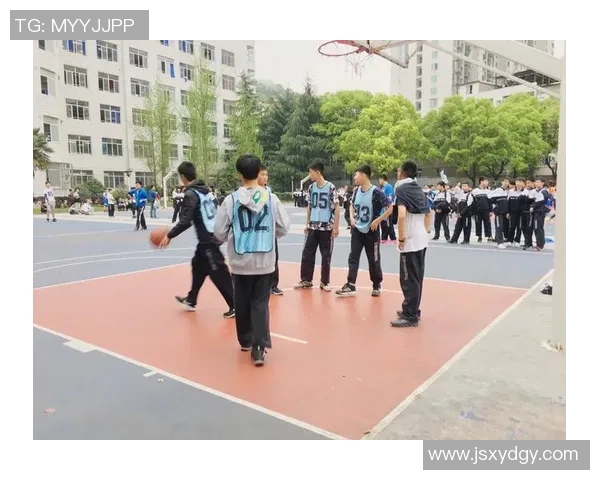 在昆明篮球场挥洒青春汗水的毕业生们的梦想与回忆 在昆明篮球场挥洒青春汗水的毕业生们的梦想与回忆